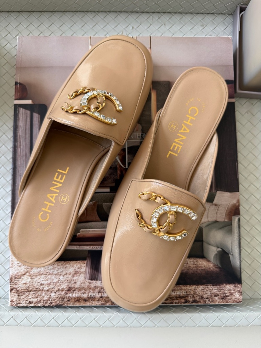 CHANEL GOLD CC LOGO WITH CRYSTALS CHAIN GOLD BEIGE NUDE PATENT LEATHER MULE 36.5 - Picture 6 of 17